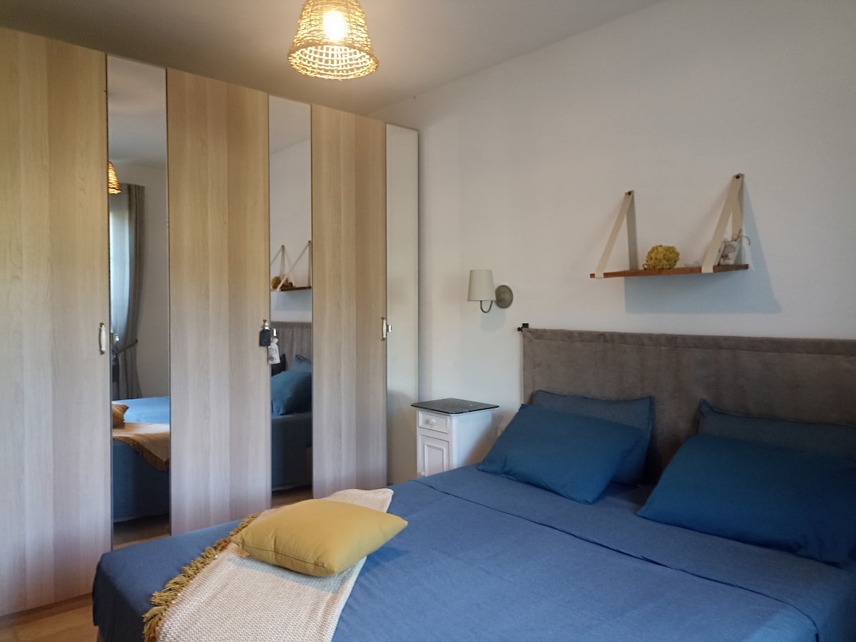 3 skrinky vrátane 1 VLASTNEJ
Letné vešiaky a perina k dispozícii