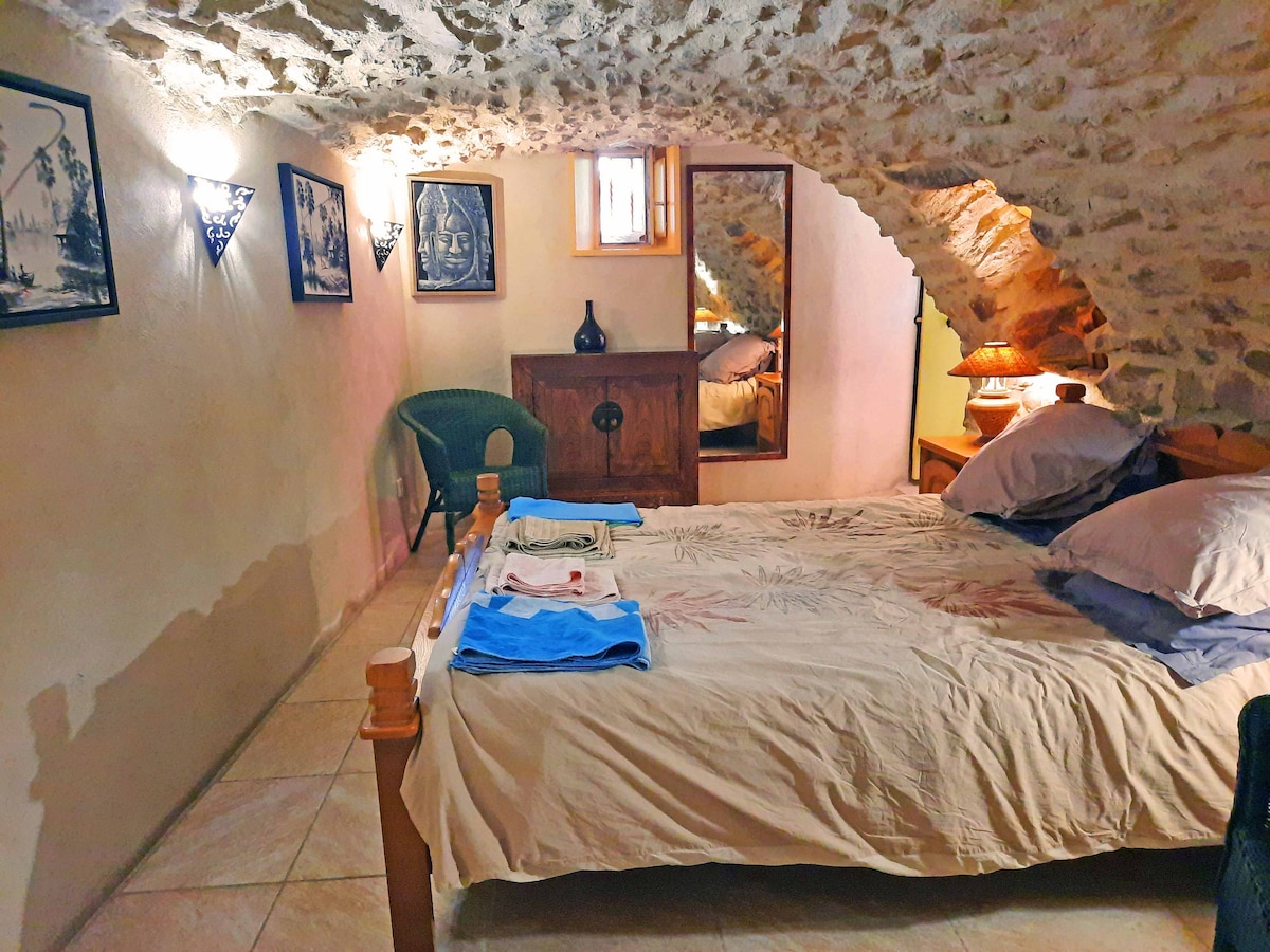 Градински етаж - сводеста спалня 1 легло 160 х 200, естествено умерено