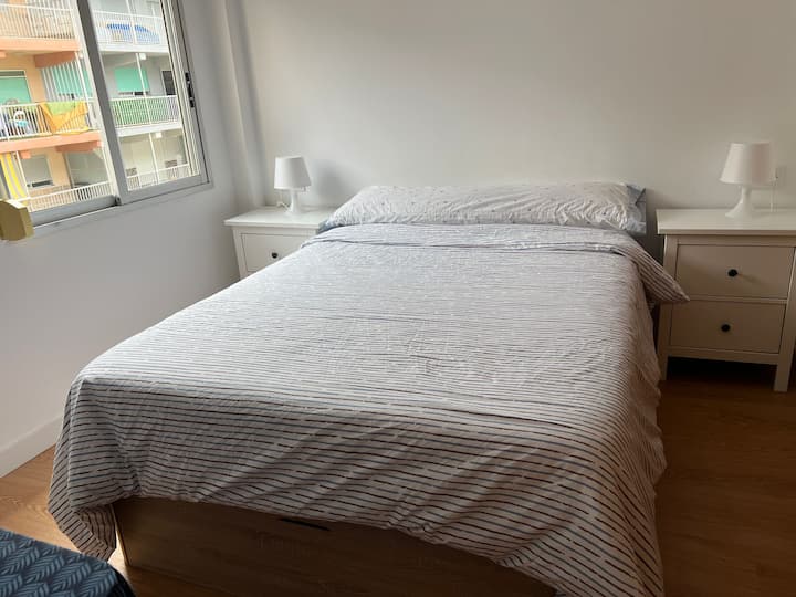 Cama para dos personas (135 cm con canapé). Incluye ropa de cama, almohada, 2 veladores, armario, televisor de 32” con Apple TV. Ventilador a control remoto.
