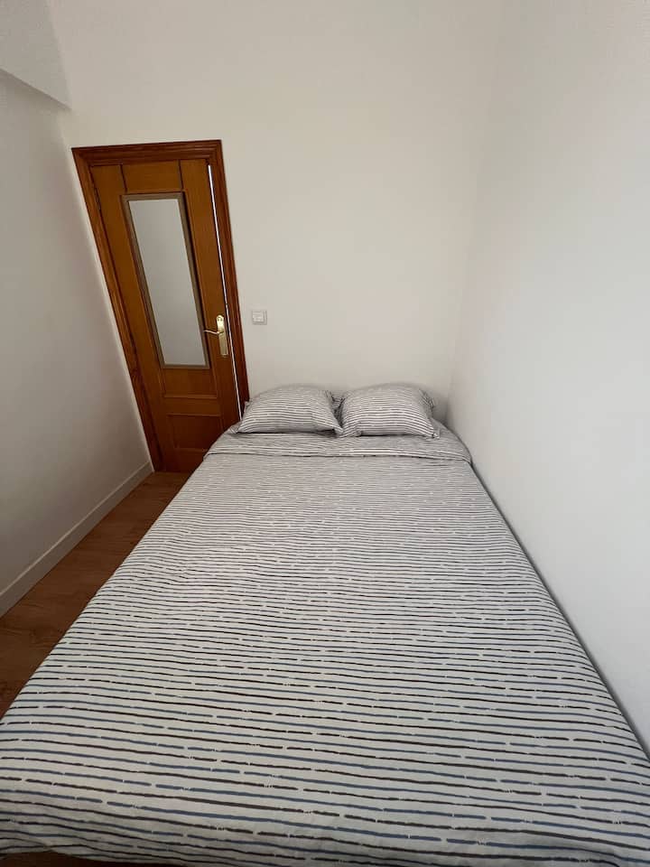 Cama para dos personas (135 cm) incluye ropa de cama, almohadas.
Ventilador de techo con control remoto.