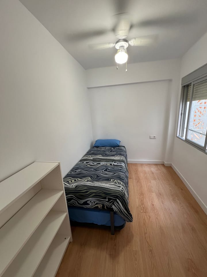 Cama doble de 90 cm cada una. Incluye ropa de cama y almohadas. Ventilador de techo.