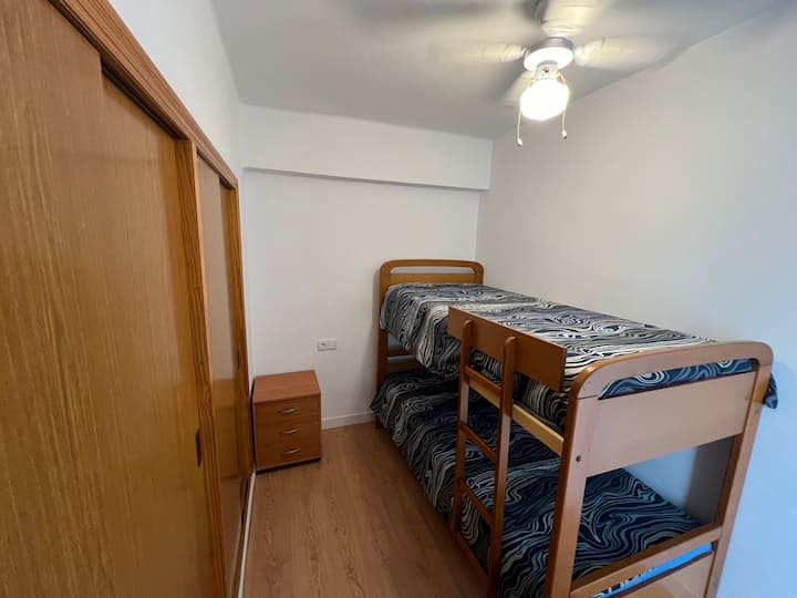 Litera con 2 camas de 90 cm. Incluye ropa de cama y almohadas, armario, velador y ventilador de techo. 