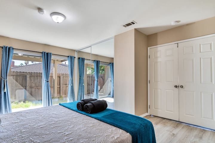 Საძინებელი №2: ორადგილიანი საწოლი ბუნებრივი განათებით