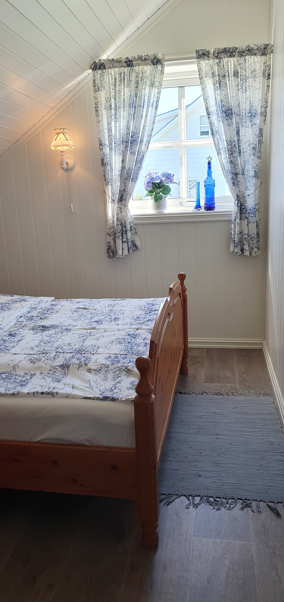 חדר שינה קומה 2 עם מיטה זוגית. החדר פונה לאוסט. נוף יפה מהווידואה. אם אתם משכימי קום, אתם יכולים להביא את הזריחה בסביבות 5 בבוקר באמצע הקיץ.