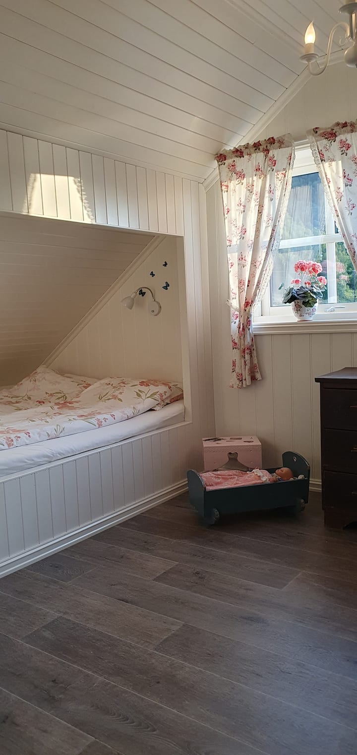 Спалня на 2 - ри етаж. Тази стая е голяма. Вечер - Сол Ето 2 вградени двойни легла, а децата го обичат Ето място за 2 допълнителни матрака, ако са 2 семейства с повече деца. (вижте други снимки)