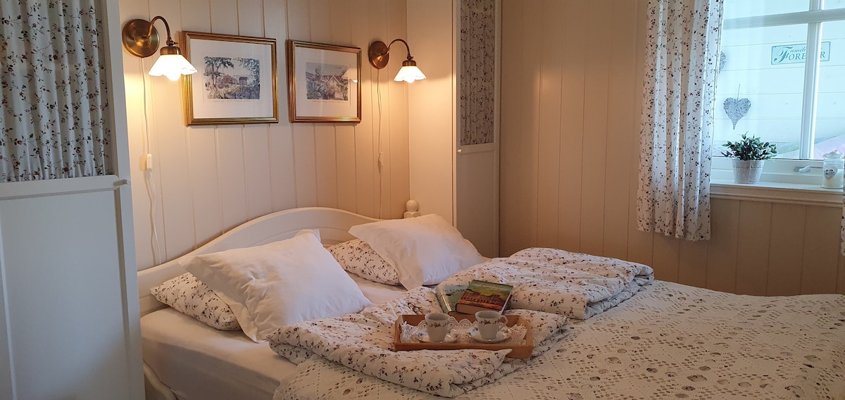 Koseleg bedroom 1st floor, facing west (with sunset).."Daybed "/ terrace on outside of window. 