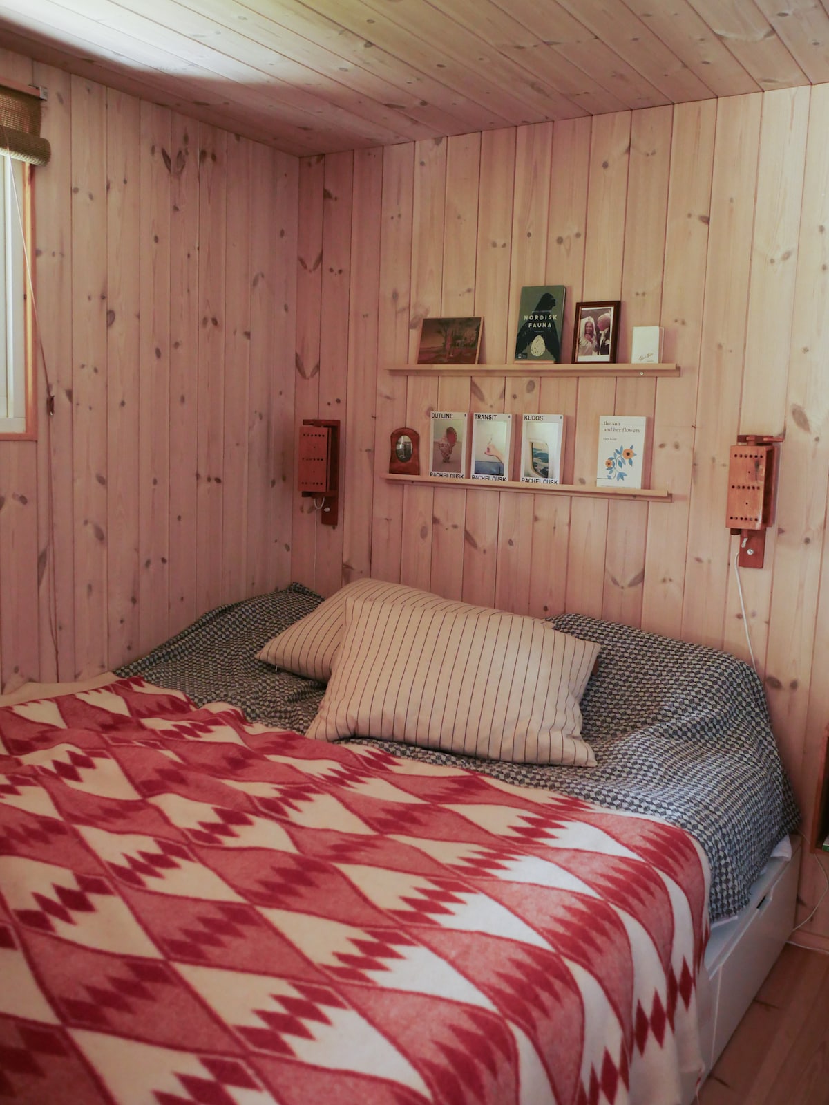 Малка спалня на приземния етаж с двойно легло 160 см и гардероб.