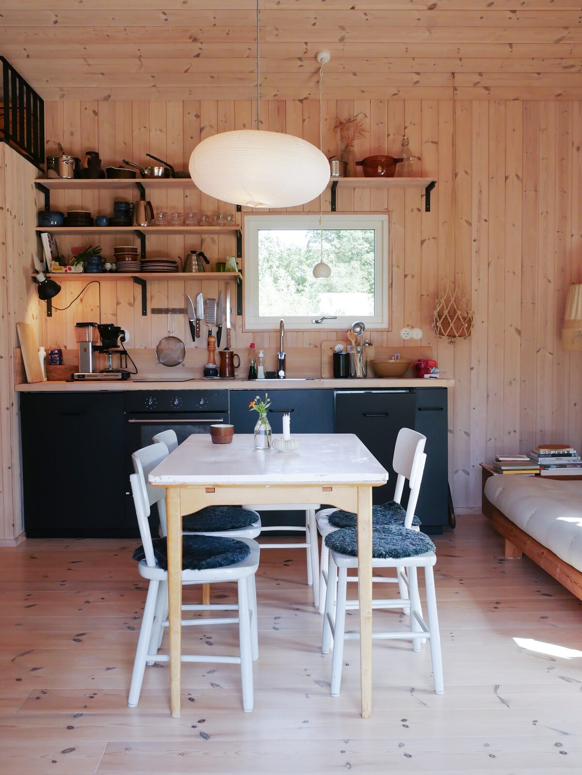 Кухня с две котлони, фурна и съдомиялна машина.