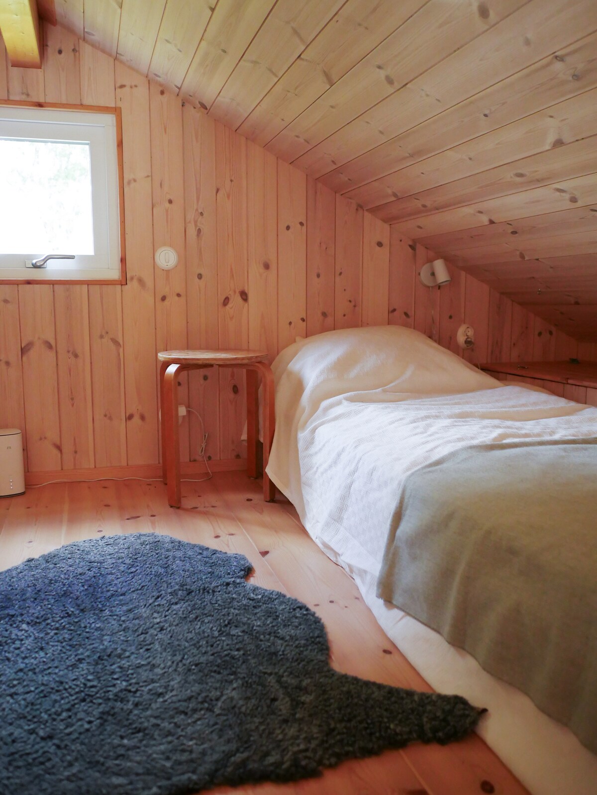 Спално помещение с две единични легла, ширина 90 см.