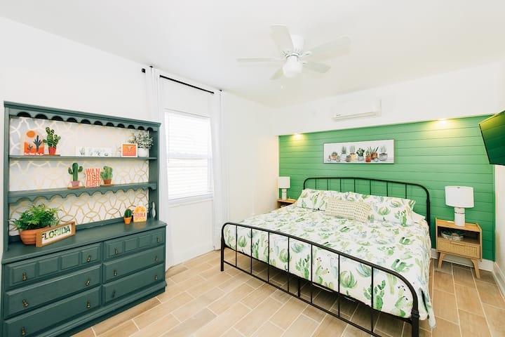 ️ King bed, additional seating, and smart TV for chill nights.
