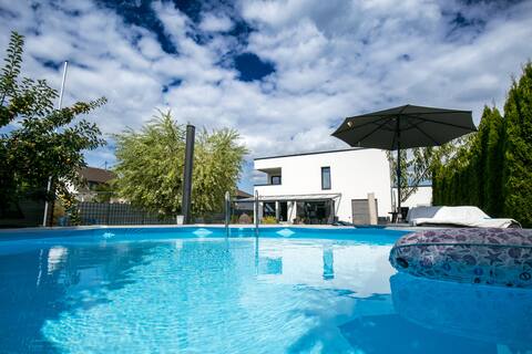 Spacious house with a pool on the outskirts of Bonn