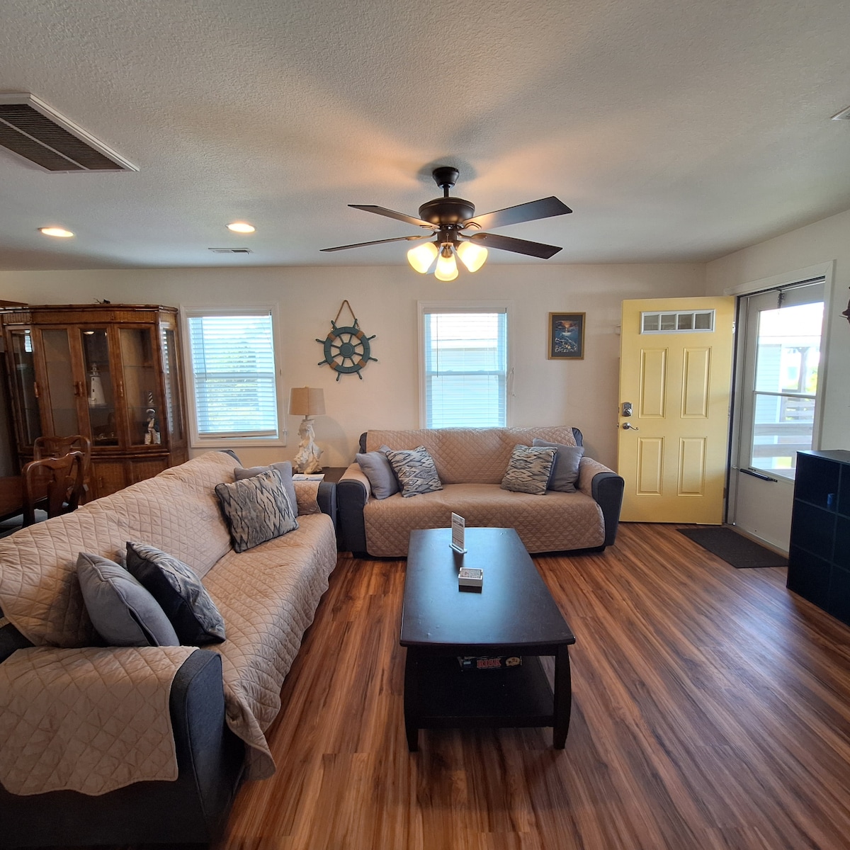 Дневна соба со паметен телевизор, 2 големи кауча (право напред е преклопен кауч со брачен кревет (широк 150-179 см)