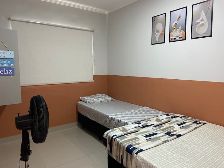 Chambre avec lit double et lit simple