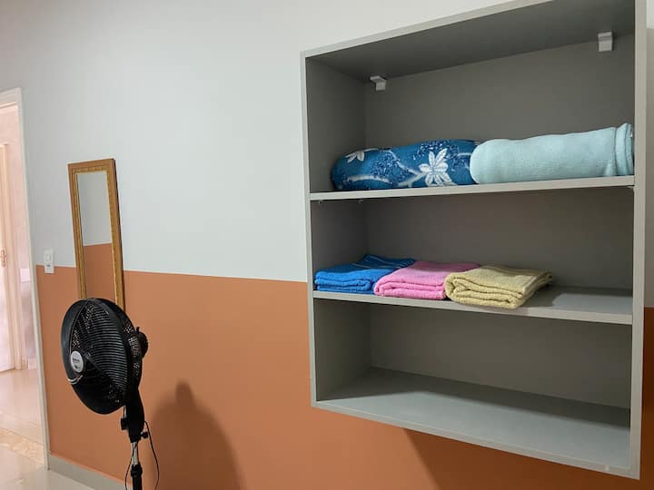 Armoire suspendue à bagages et sac à dos