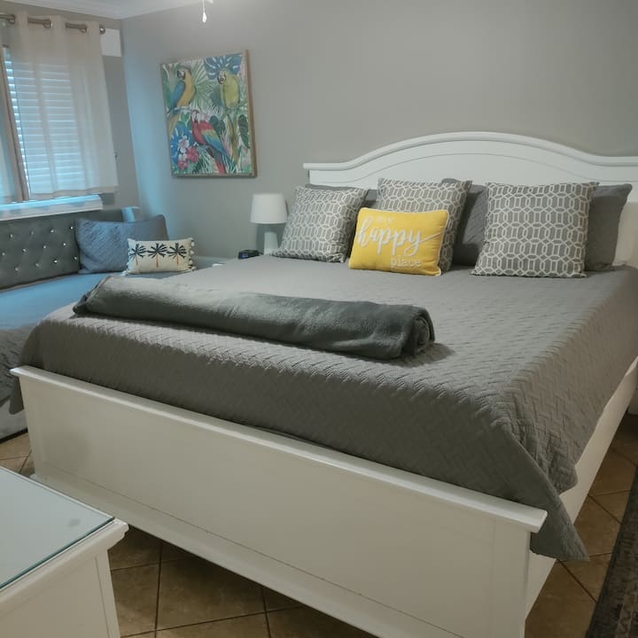 Tuliongeza kitanda cha mchana kilicho na godoro nene la povu la kumbukumbu kwenye kona kuu ya chumba cha kulala. Unaweza kuitumia kwa ajili ya kulala kwa wageni au kuweka mifuko yako kwenye/kufungua kifurushi. 