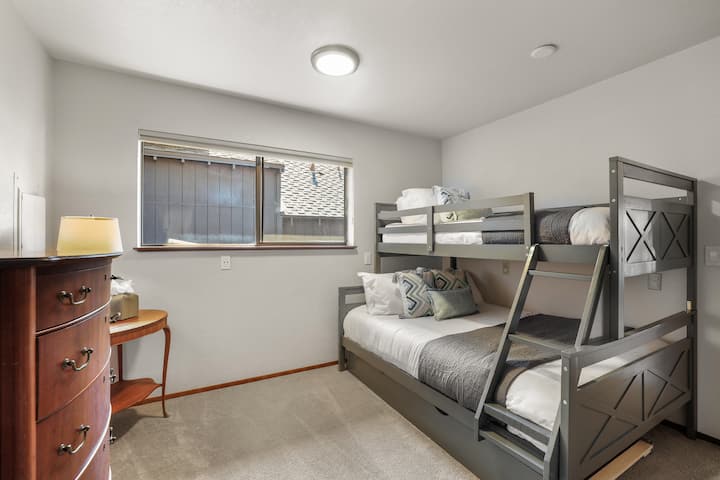 Habitación de invitados con litera doble y cama nido. 