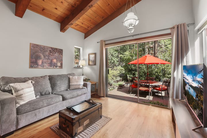 La sala de televisión se abre al patio, un flujo interior/exterior fácil.