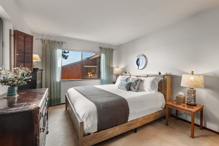 Acogedor dormitorio tamaño king con sábanas suaves y ambiente relajante.