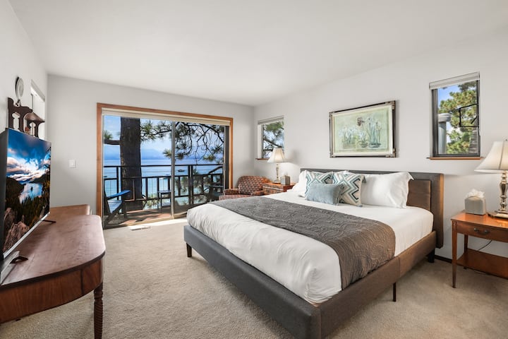 Dormitorio principal con cama tamaño king y balcón privado: despierta con el lago cada mañana.