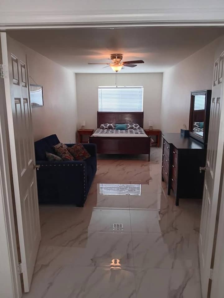 Საწოლი 152 × 203 სმ ფრანგული კარით. Ახალი, მაღალი გაპრიალებული კერამიკული იატაკის ფილა. Დამონტაჟებულია კედლიდან კედლამდე ყველა ოთახში 