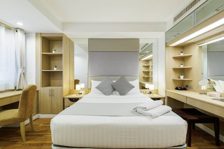 غرفة نوم ثالثة بسرير ملكي وحمام داخلي