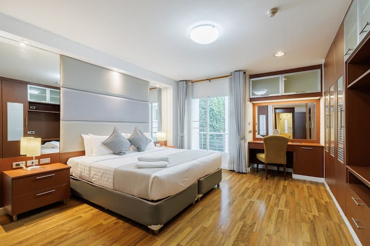 غرفة نوم رئيسية بسرير كينج (أو سريرين فرديين) وحمام داخلي وشرفة