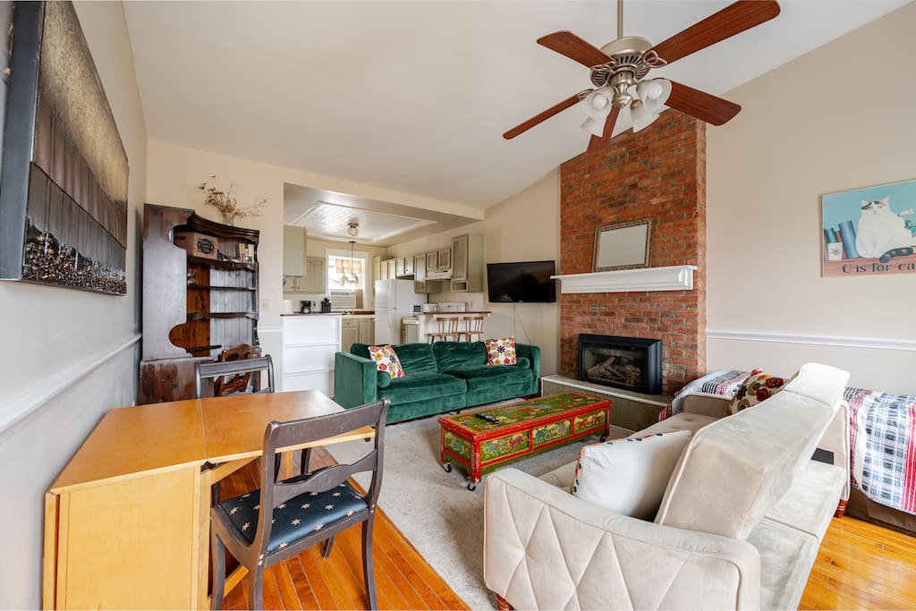 Airbnb Sunny Troy Private Deck Parking Wi-Fi Top Floor