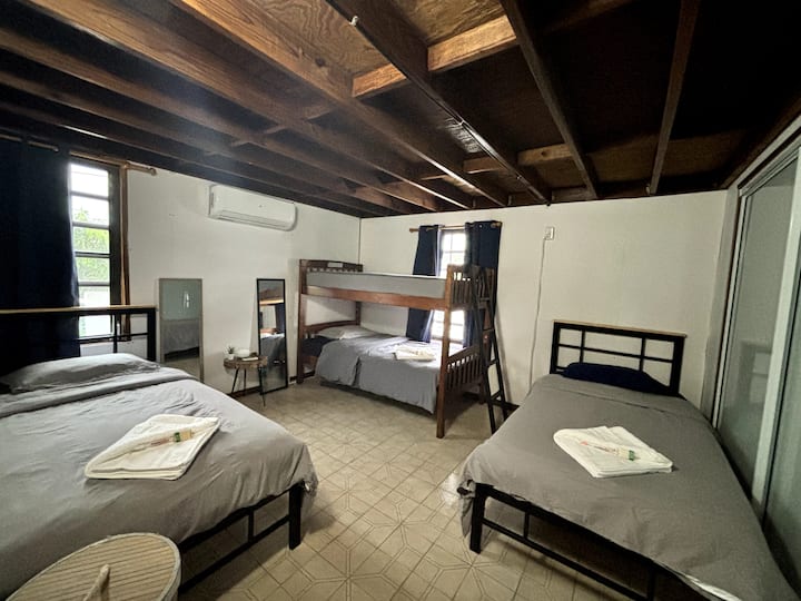 Dormitorio con 2 camas individuales y una litera.
Nota: Se proporcionarán edredones, toallas y servicios para el número de huéspedes en la reserva. 