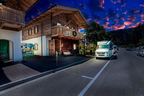 Franz Lodge~Groups Welcome! Downtown*Pets*Hot Tub*