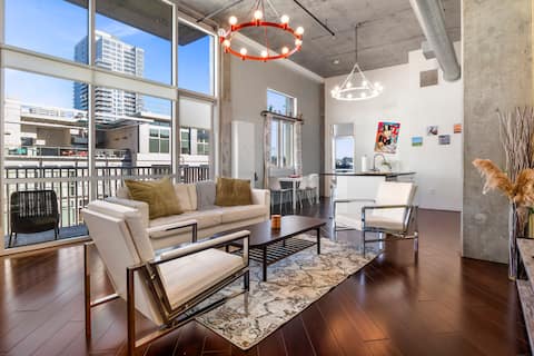 Top Airbnb: Top floor, modern 2/2 condo in heart of Downtown in Downtown
