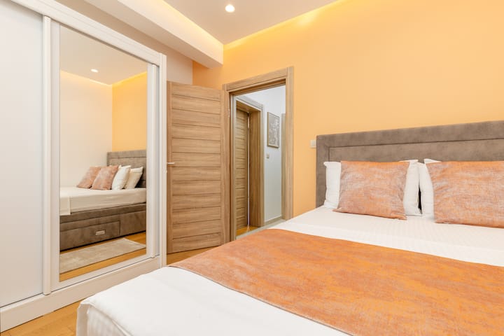 El segundo dormitorio es luminoso y acogedor, equipado con una cama doble. La habitación tiene un armario, mesitas de noche y un escritorio, con un diseño moderno que combina funcionalidad y comodidad.