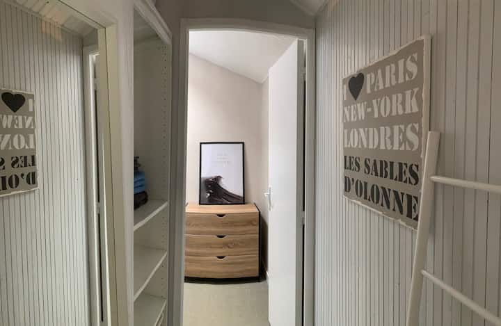 fikia ukumbi kati ya vyumba viwili vya kulala. Kioo na rafu ya nguo