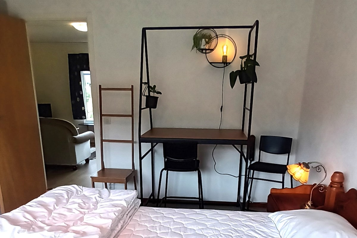 Საძინებელი მაგიდით და სკამებით.