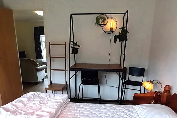 Sovrum med bord och stolar.