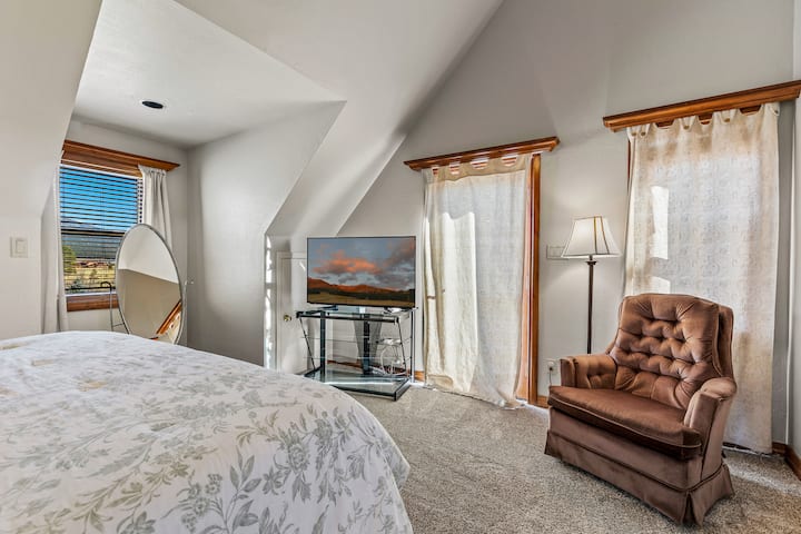 This en-suite bedroom is located 
upstairs in the main home. Has a balcony for extraordinary mountain views