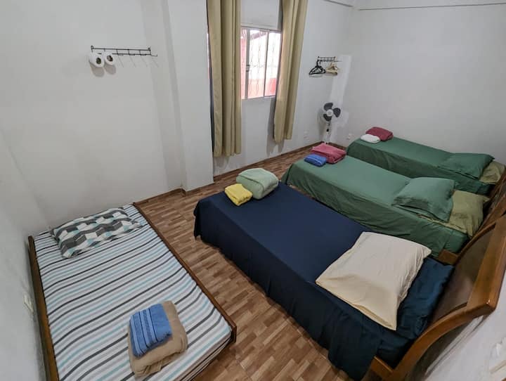Chumba 2 Kitanda kimoja (droo) + vitanda viwili vya mtu mmoja. 