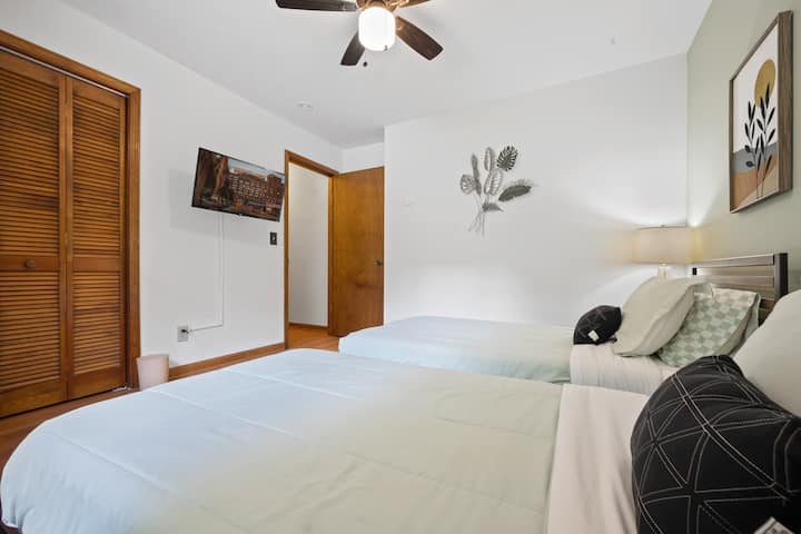 يمكن أيضًا توصيل سريرين مفردين بسرير بحجم كينج. دخول غرفة النوم بدون درجات سلم