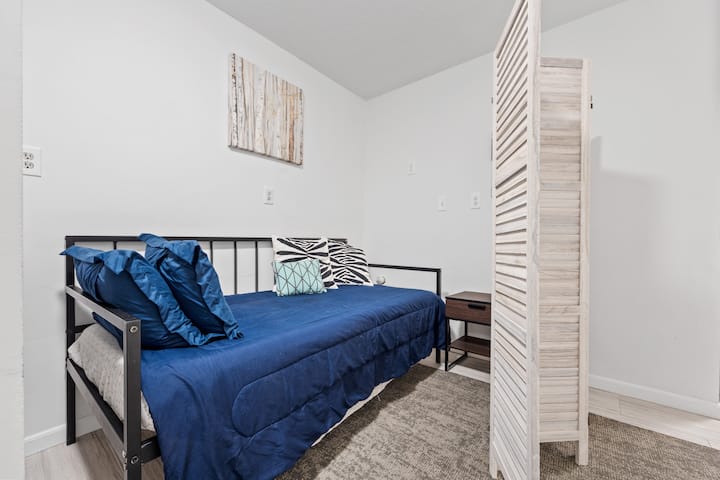 هذا السرير الإضافي في منطقة الردهة في الطابق السفلي. يوجد سرير مفرد إضافي في الخزانة