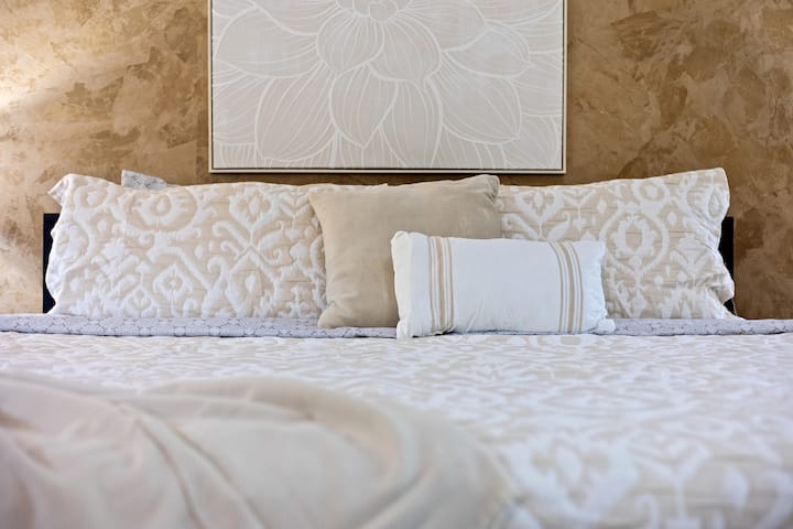 سرير بحجم كينج للجناح الرئيسي الخاص مع طابقه الفريد