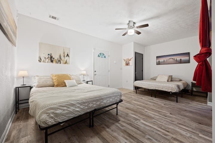 مخرج خاص إلى الفناء الخلفي، غرفة السينما تقع في هذه الغرفة