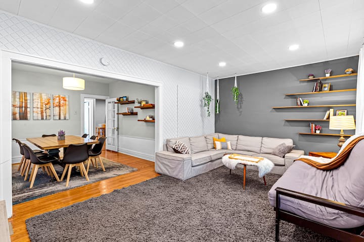 FLR Living Room sectional ที่ 1 และโต๊ะกาแฟ ห้องนั่งเล่นมีฟูกสำหรับนอนเสริมคู่มือต้อนรับของเราและสมาร์ททีวีขนาด 55 นิ้ว
