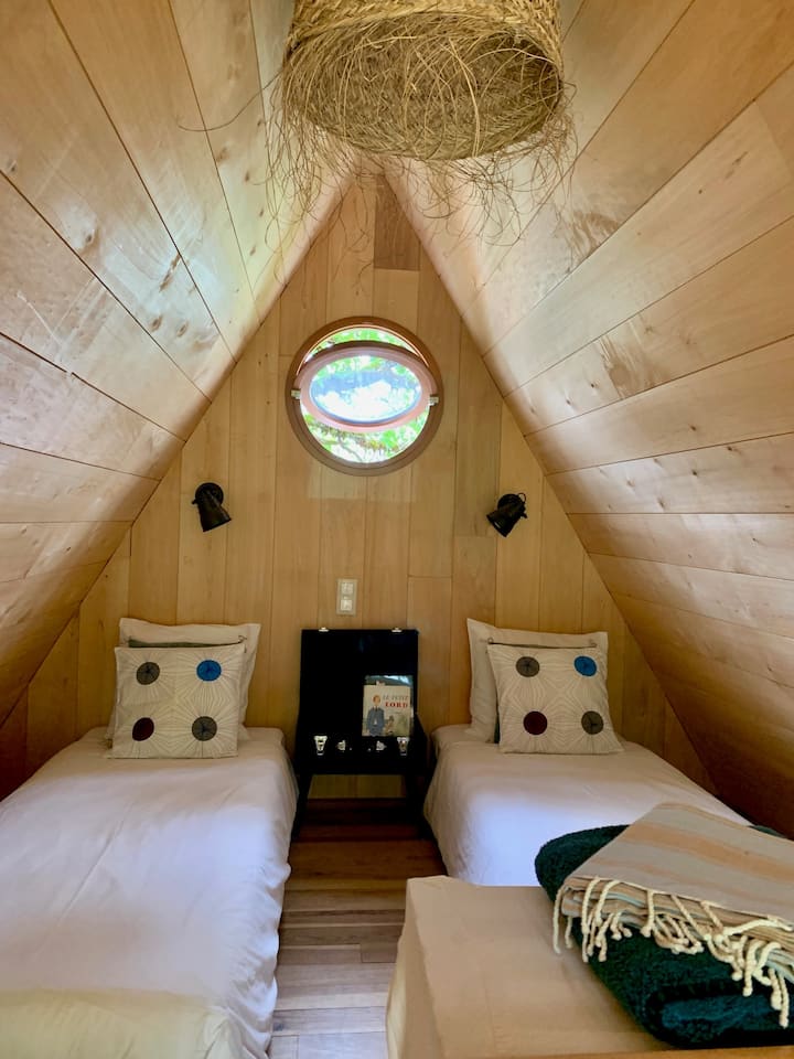 Habitación en altillo, acceso por escalera de caracol