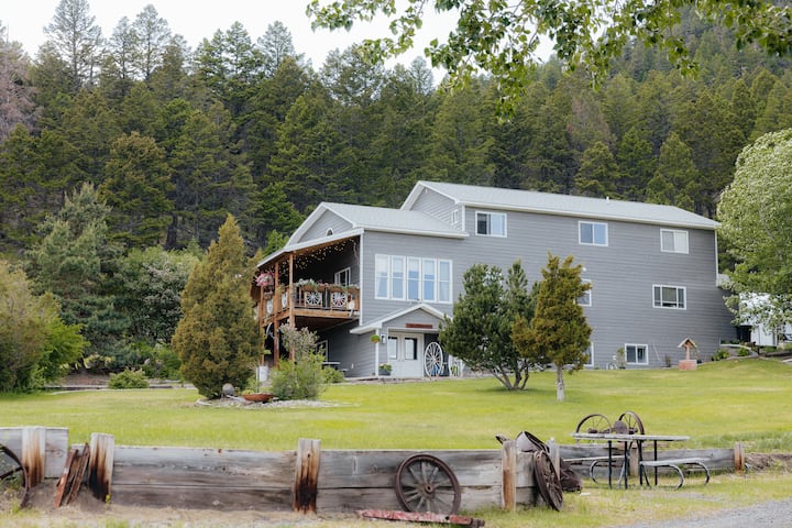 MT Retreat that fits the WHOLE family | Sleeps 15+