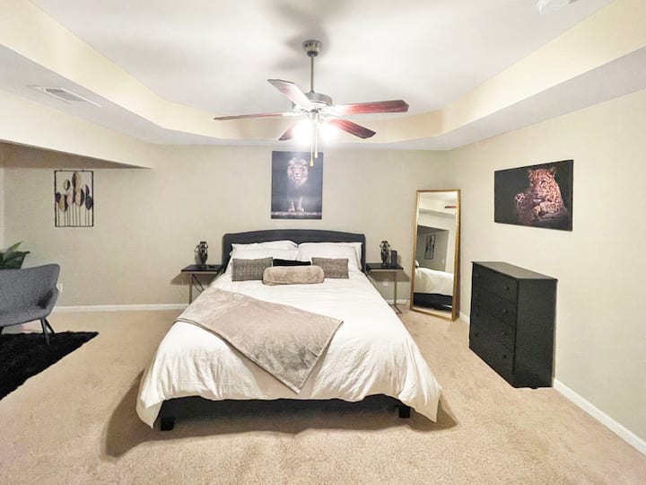 King bed with Serta Plush mattress and adjustable base.