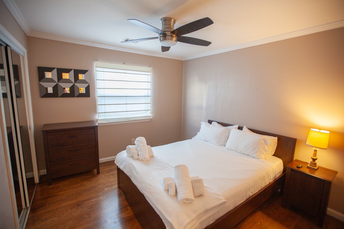 Ďalšia spálňa na prízemí s pohodlnou manželskou posteľou, TV s plochou obrazovkou a dostatočným priestorom v skrini. Upokojujúca výzdoba a mäkká posteľná bielizeň zaisťujú pokojný spánok.