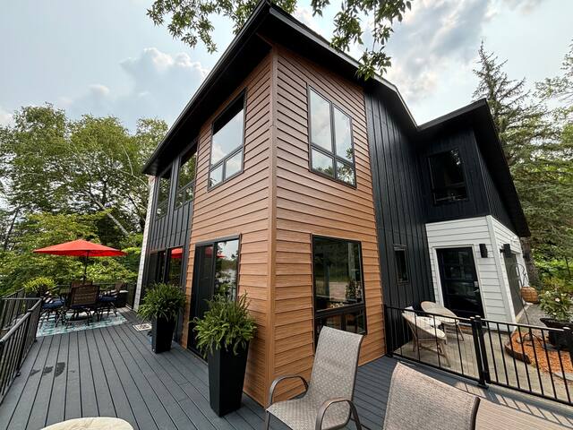 Beautiful home on waters edge! gallery image 4