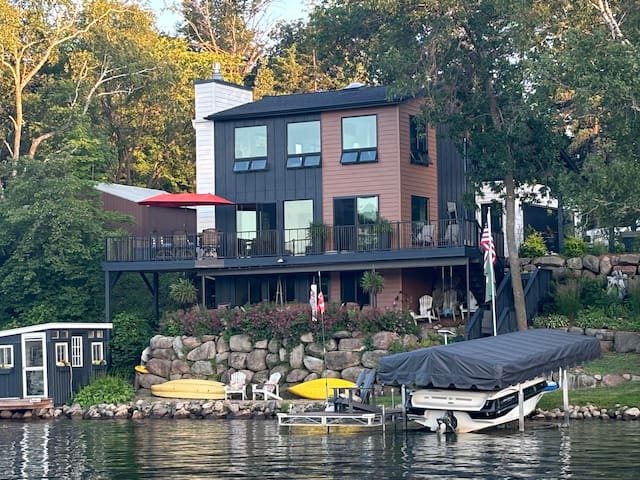 Beautiful home on waters edge! gallery image 2