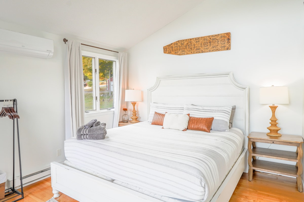 غرفة نوم بسرير كينج في الطابق الرئيسي. يمكنك المشي على السطح مع مدخل خاص مع أبواب فناء منزلقة. إطلالات خلابة على البحيرة.