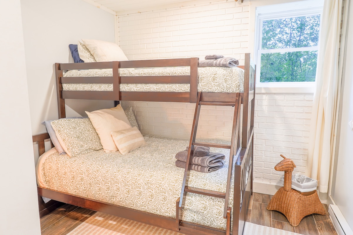 تحتوي غرفة النوم المكونة من طابقين في الطابق السفلي على سرير كامل في الأسفل وتوأم في الأعلى. هناك أيضًا صندوق من الأدراج لتخزين الملابس. 