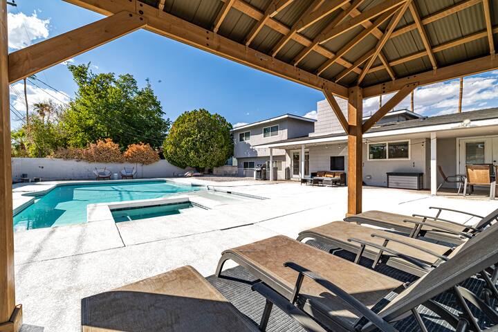 Dream 4BR/3.5BA! Spacious Lot w/ GIANT Pool! gallery image 4